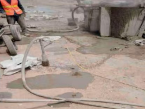 红山街道水泥混凝土路面板底注浆技术 路面脱空注浆整治方案